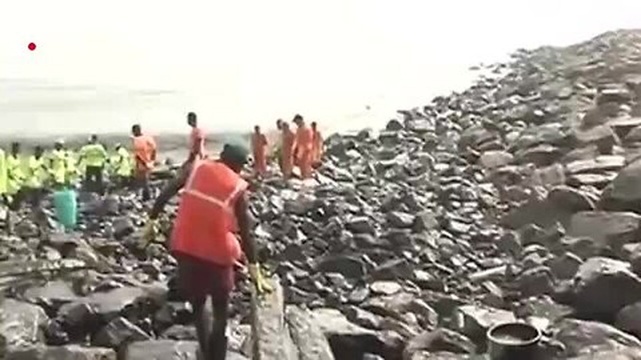 Kerala_on_High_Alert_After_Cargo_Ship_Sinks,_Oil_Spill_Fears___Vantage_with_Palki_Sharma___N18G