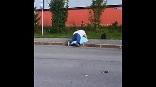 Padre llora sobre el cuerpo de su hijo tras un trágico accidente