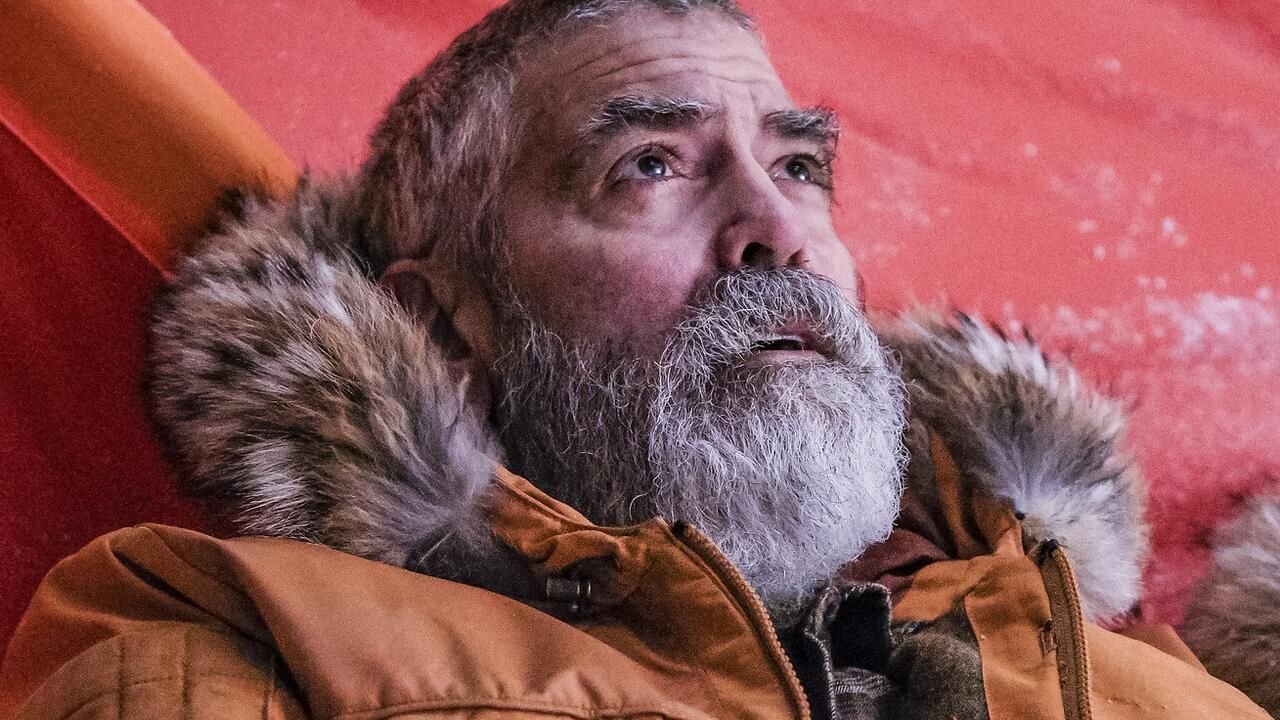 " رائد فضاء بياخد سفينته و بنته وبيروح يعيش في كوكب تاني بعد ما الأرض حصل فيها تلوث ومستحيل تكمل "