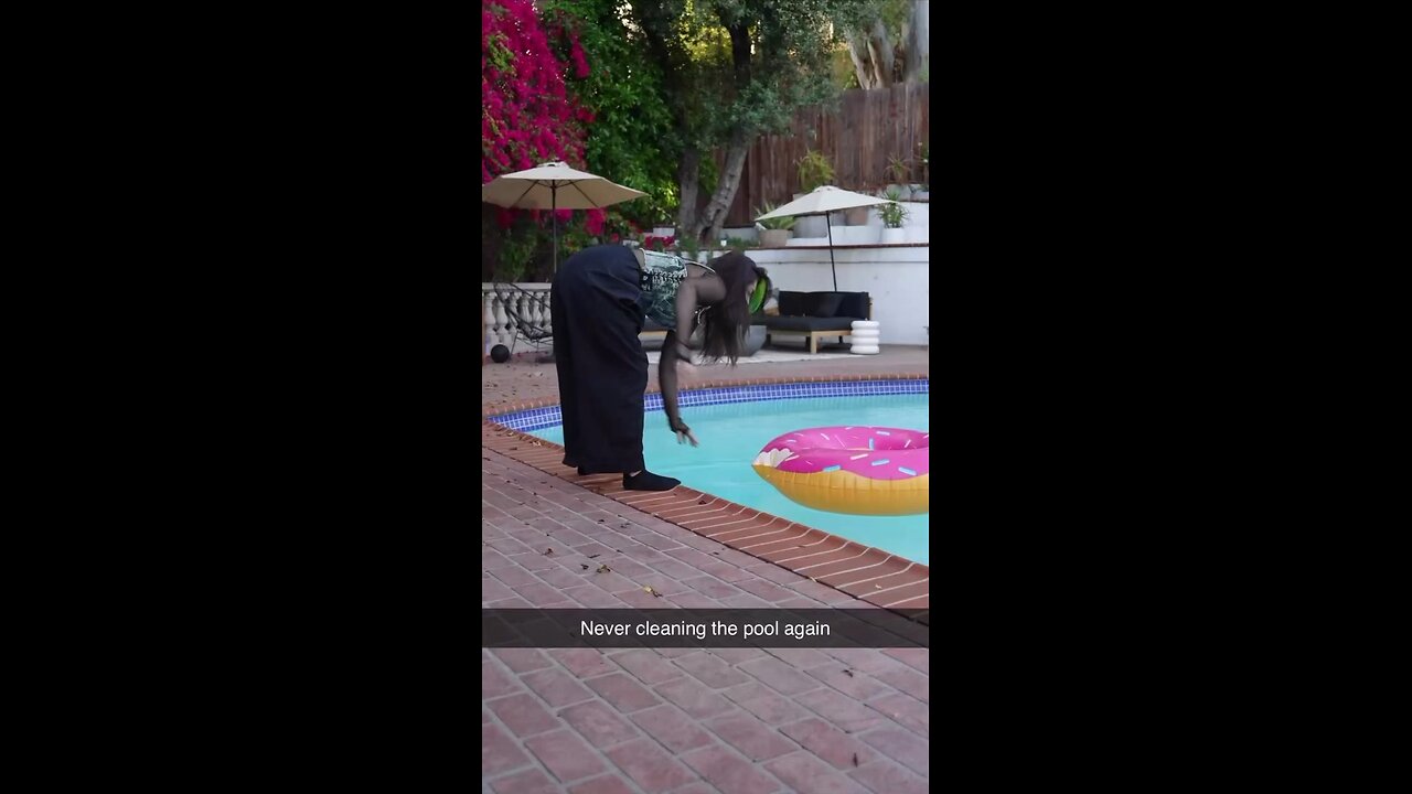She fell into the pool! 🫢🤣