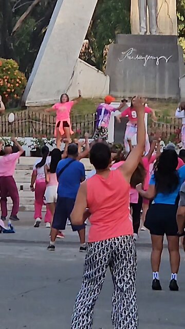 Apparently Everyone Dacnes In Davao 다바오에는 사람이 다 춤추나? #davao #davaocity # philippines #dancing #roxas