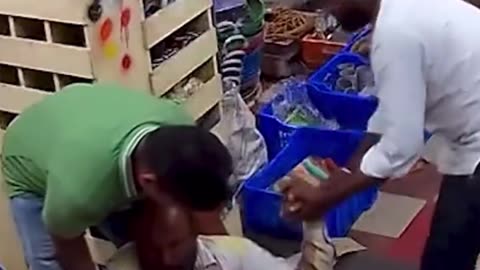 Hirtelen és váratlanul a boltban (NEMATTÓLVAN)