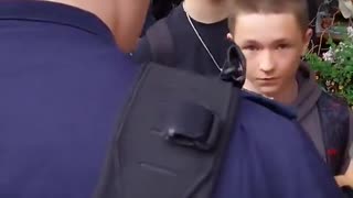 PODCZAS WIECU RAFAŁA TRZASKOWSKIEGO W GDAŃSKU POLICJA ZATRZYMUJE BATMANA I DZIECI ‼️