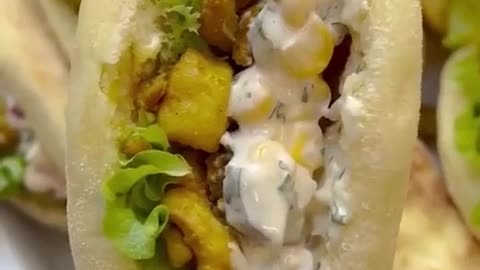 PAN BREAD FILLED WITH CHICKEN AND SALAD