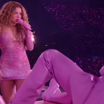 “carita linda” performing this song at my second night in NY! 🤖😍 #LMYNLWorldTour