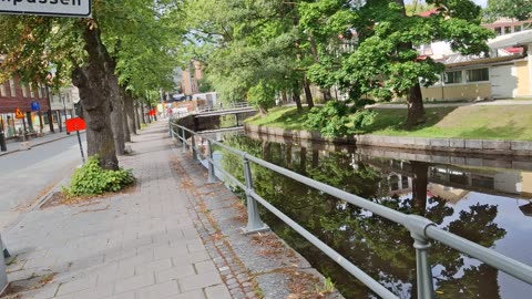 Promenerar och Predikar under promenaden.