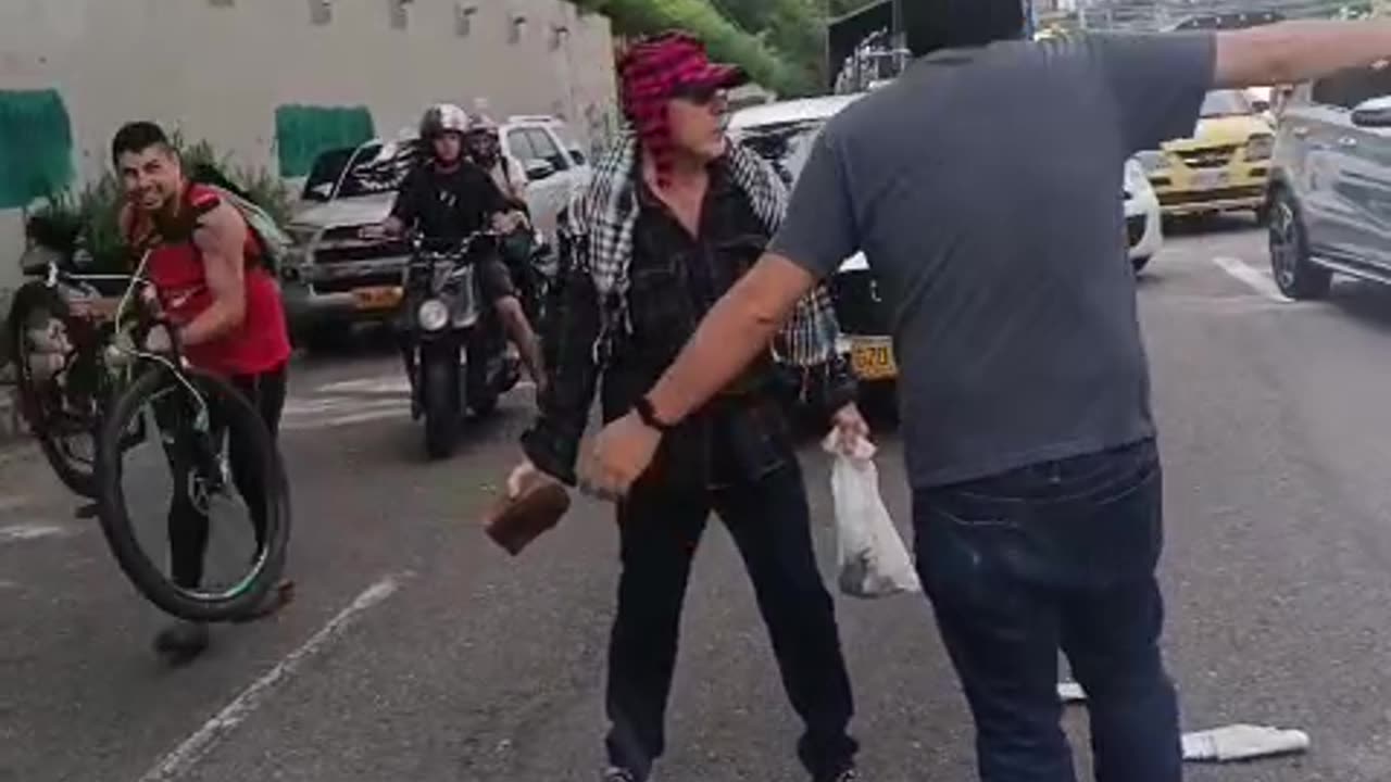 Video registró pelea entre manifestantes y un conductor en plena marcha en Bucaramanga