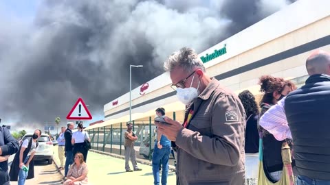 Large fire breaks out at a chemical warehouse in Seville