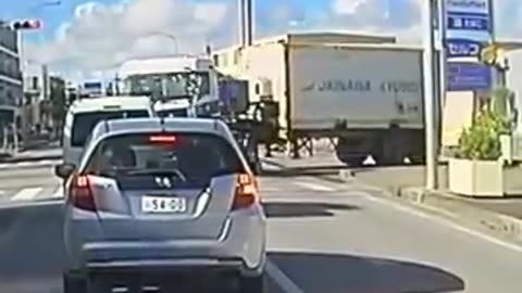 Why Do You Need to Be Careful Around Trucks? 🚛⚠️
