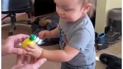 Sour Food Surprise! 🍓🤣#BabyMoments 👶#SourStrawberry 🍓#FunnyBaby 😂#CuteReactions 😍#ParentLife 👨‍👩‍👧