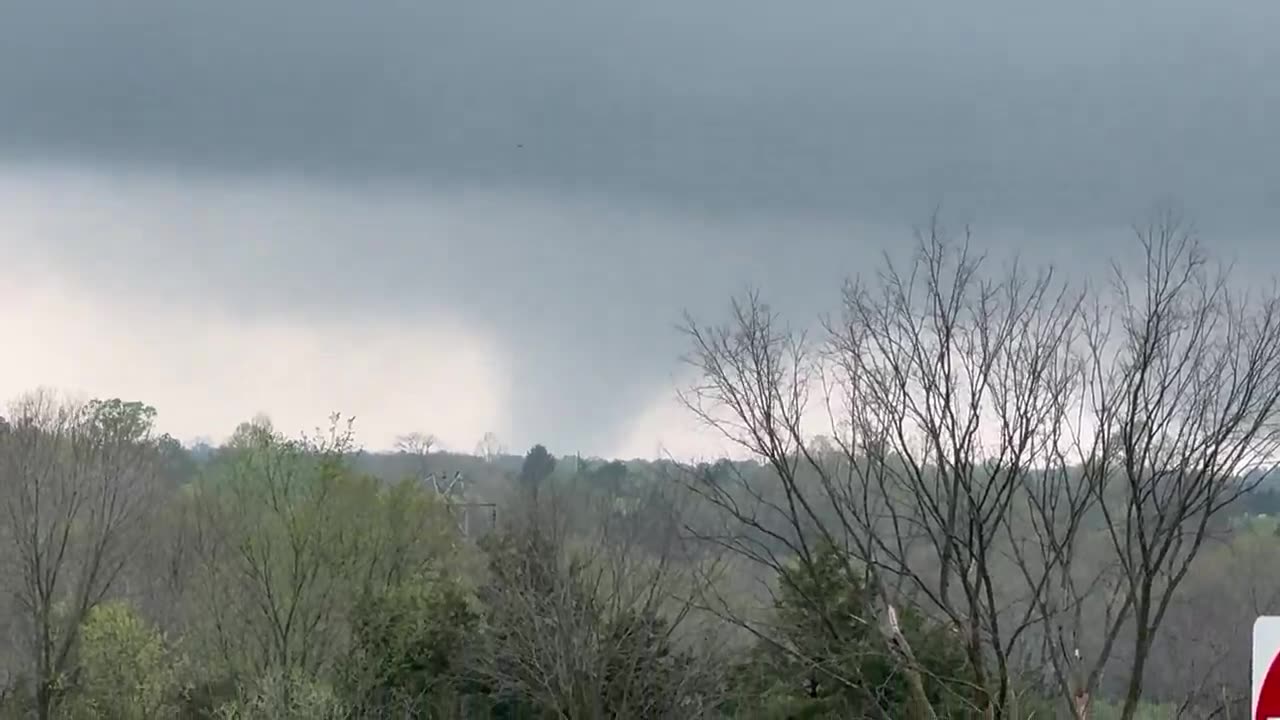 Strong tornado North of Jefferson City MO