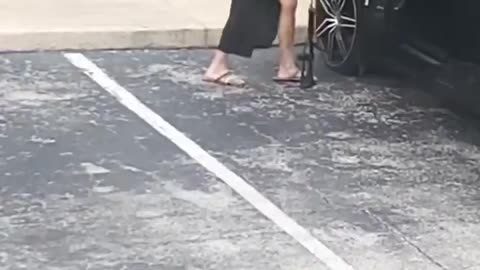Woman attempts to fill car flat tire with bicycle air pump, try not to laugh