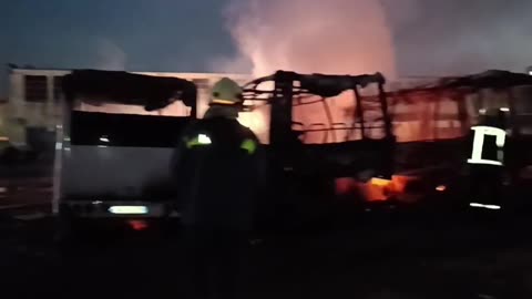 Zjarr në ish parkun e automjeteve në Lushnje, tre autobusë janë shkrumbuar tërësisht