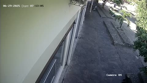 Momento exacto en el que joven murió cuando bajaba del aeropuerto en patines