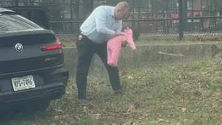 👶🙏 Un policía salva a una bebé en plena autopista de Nueva York