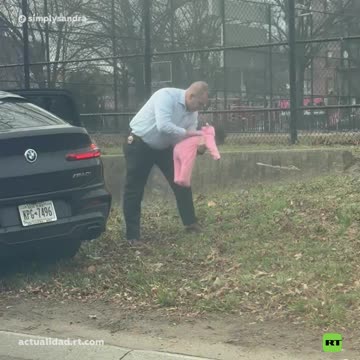 👶🙏 Un policía salva a una bebé en plena autopista de Nueva York