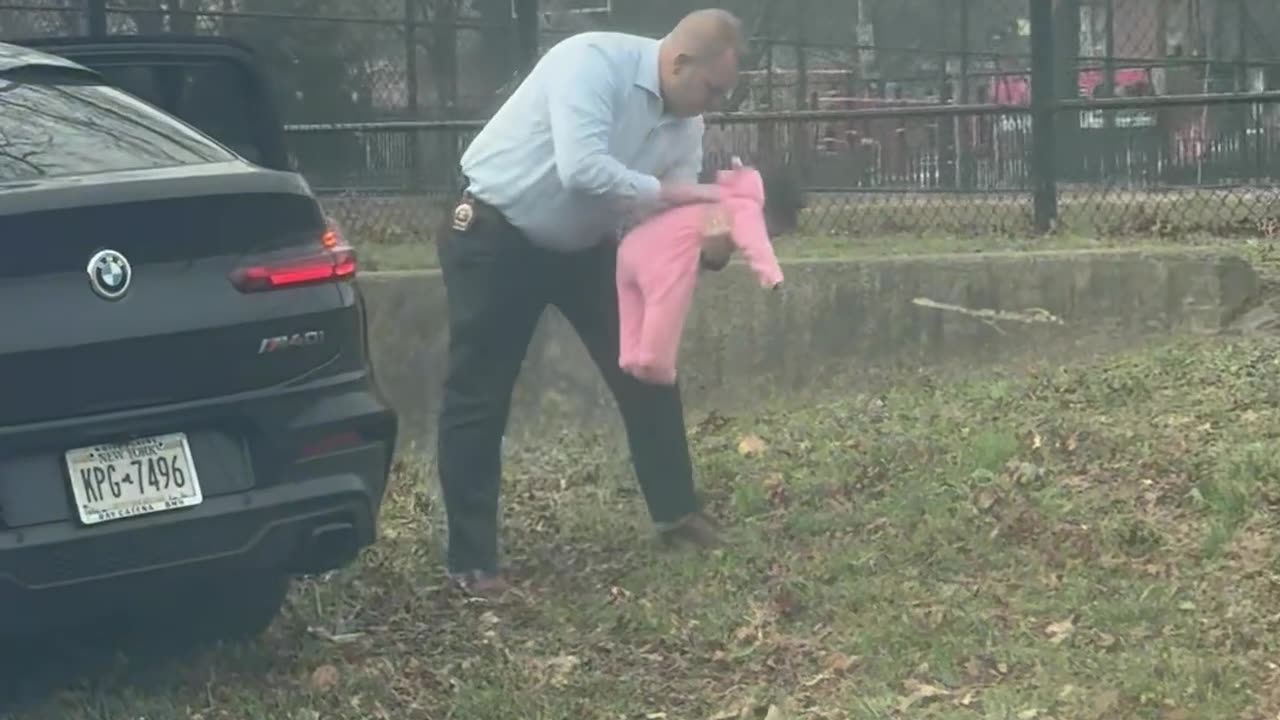 👶🙏 Un policía salva a una bebé en plena autopista de Nueva York
