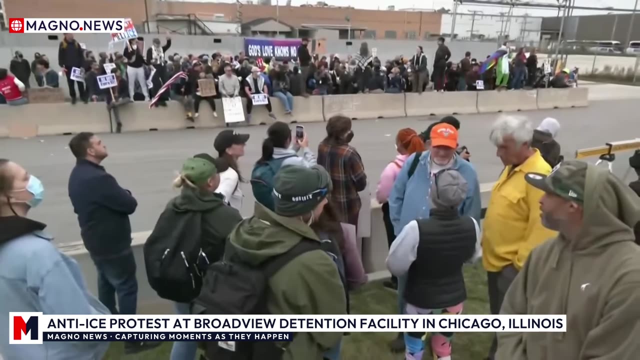 🇺🇸 Radical-Left Mob Holds Anti-ICE Protest at Broadview Detention Facility in Chicago, Illinois [LIVE]