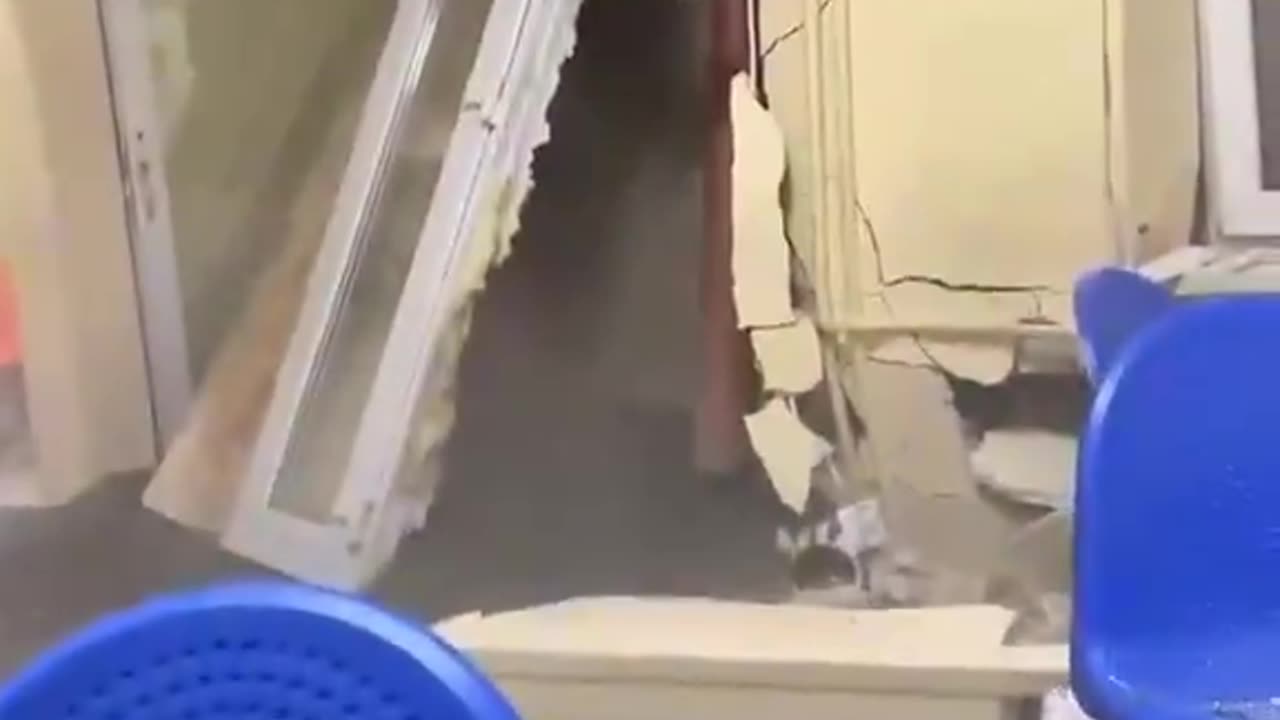 W Nowym Sączu ściana szpitala nagle się rozpadła, a do środka poradni (nie SORu)