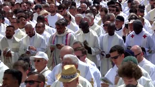 Pope Leo receives pallium, Fisherman's Ring at inaugural Mass