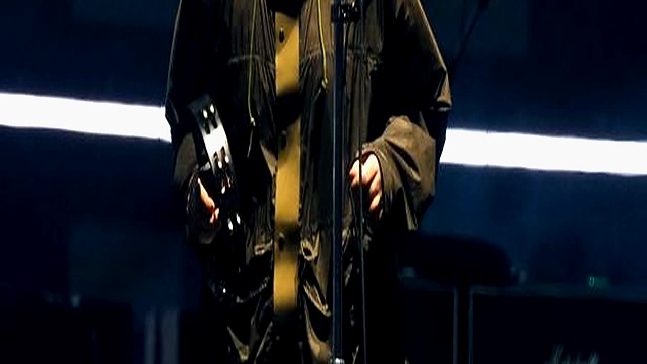 Oasis Fans Stunned as Couple Get Engaged During Em