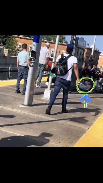 MAN TRY TO ABDUCT GIRL🏃‍♀️🚉🧌AT TRAIN PLATFORM IN QUEENS, NY🚉🏃‍♀️🧌💫