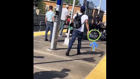 MAN TRY TO ABDUCT GIRL🏃‍♀️🚉🧌AT TRAIN PLATFORM IN QUEENS, NY🚉🏃‍♀️🧌💫