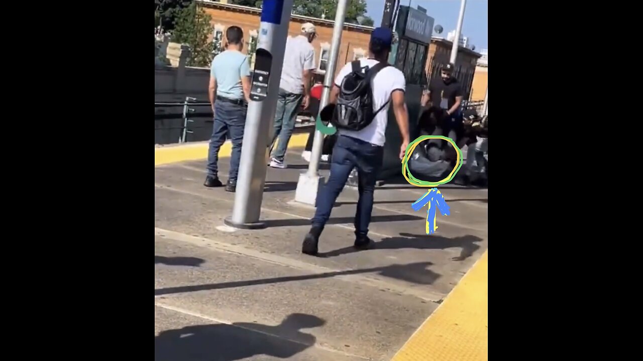 MAN TRY TO ABDUCT GIRLπββοΈππ§AT TRAIN PLATFORM IN QUEENS, NYππββοΈπ§π«