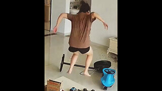 La airada reacción de una madre a las travesuras de su hijo