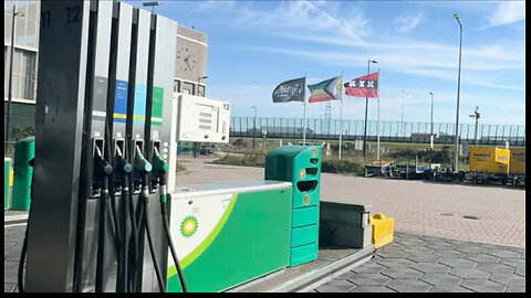 Bij BP tankstation Kriterion studentenpomp in Amsterdam hangt de intersekse vlag 1 okt 2025