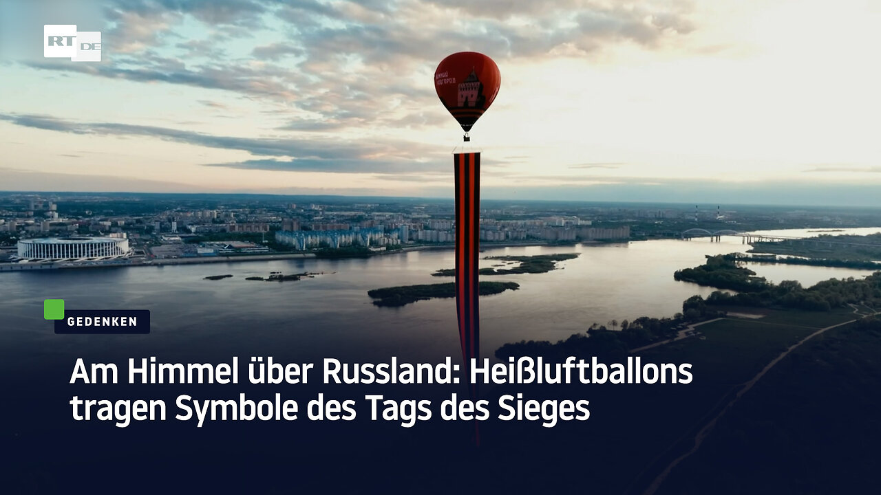 Am Himmel über Russland: Heißluftballons tragen Symbole des Tags des Sieges