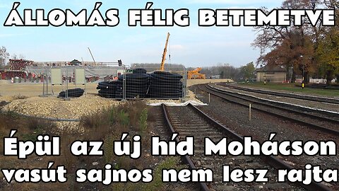 2025.11.10. Mohács állomás félig betemetve az új közúti Duna híd építése miatt. Vasút nem lesz rajta