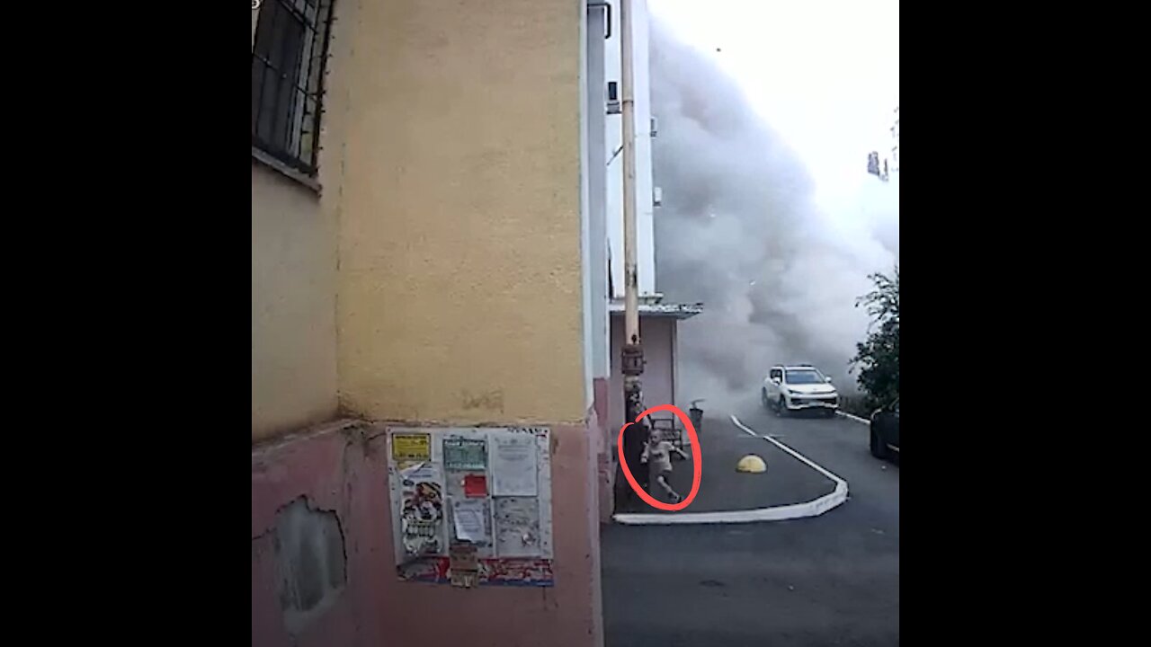 Niños logran escapar de los escombros de un edificio tras una explosión