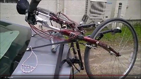 Carry women bike on a trunk car rack