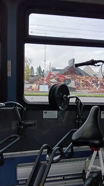 THEY ARE DEMOLISHING THIS BUILDING 👷‍♂️🏗🏢