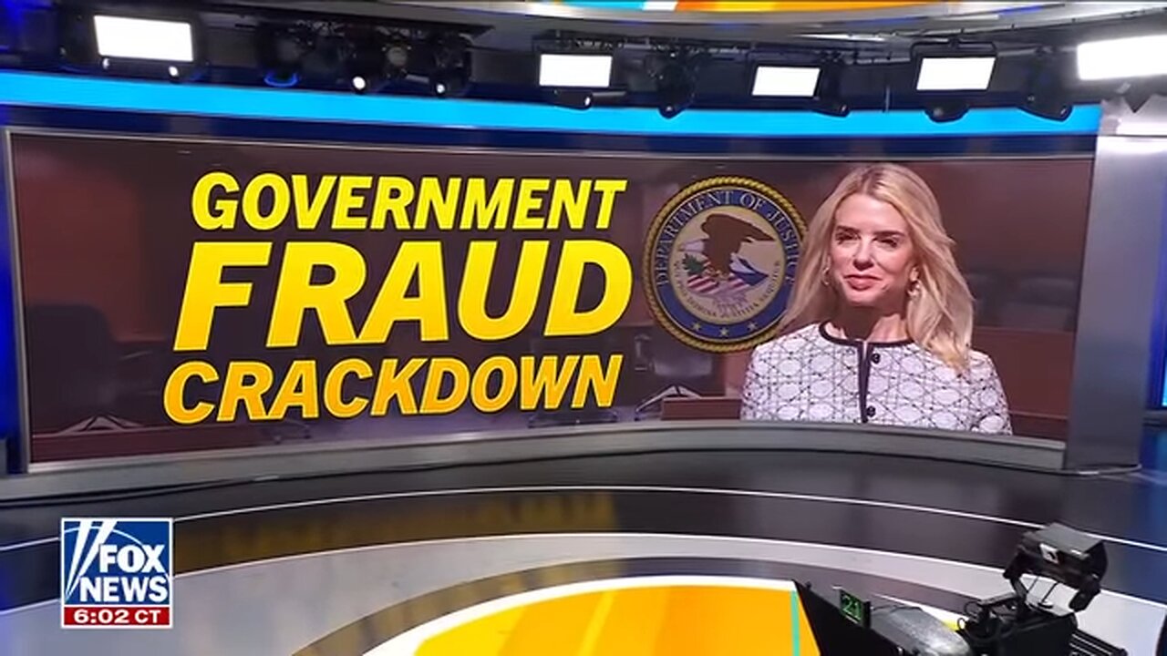 Peter Doocy reports new details on officials' mistaken texts to journalist