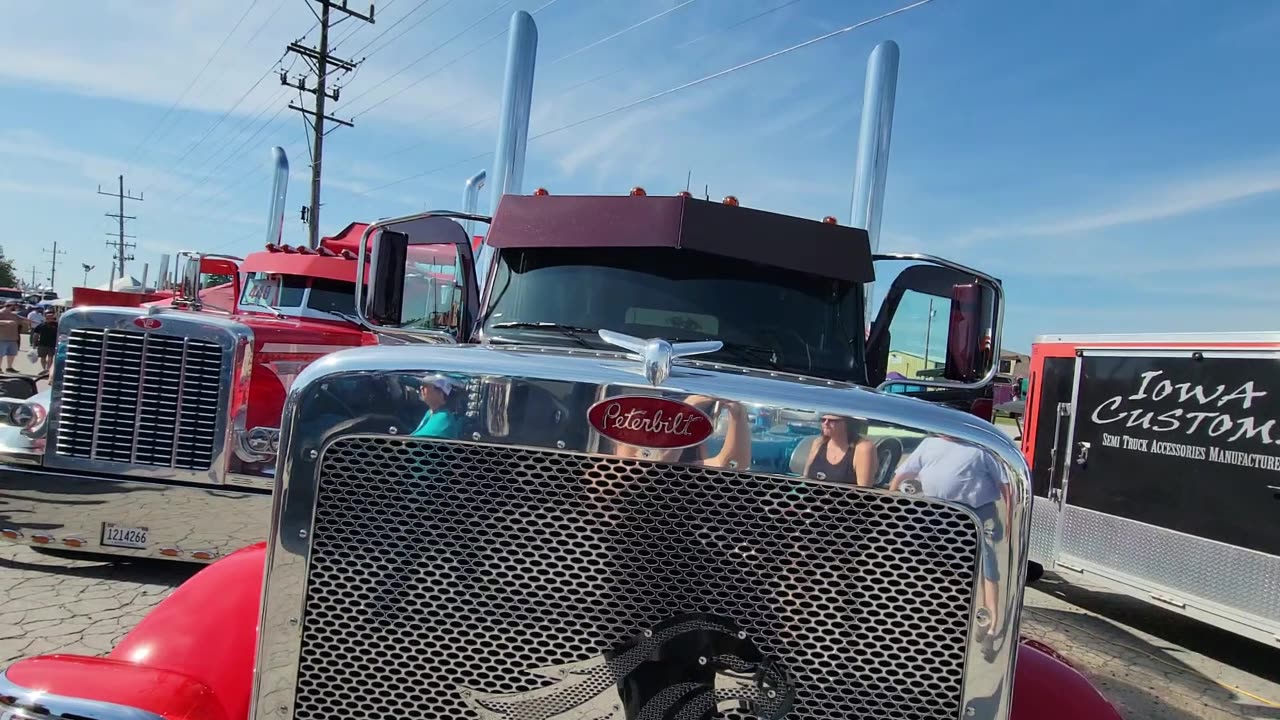 PETERBILT: MODERN FLARE COMBINED WITH OLD SCHOOL NOSTALGIA