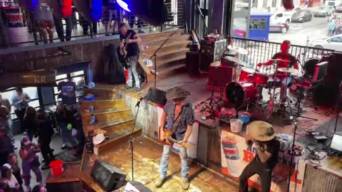 NASHVILLE TN LIVE BROADWAY STREET / PEOPLE WATCHING / BANDS WATCHING / BARS