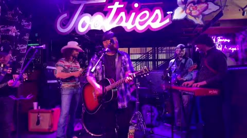 NASHVILLE TN LIVE BROADWAY STREET / PEOPLE WATCHING / BANDS WATCHING / BARS