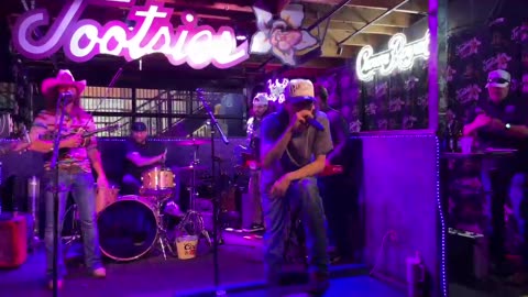 NASHVILLE TN LIVE BROADWAY STREET / PEOPLE WATCHING / BANDS WATCHING / BARS