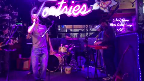 NASHVILLE TN LIVE BROADWAY STREET / PEOPLE WATCHING / BANDS WATCHING / BARS