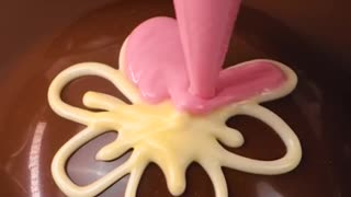 These chocolate flowers instantly make any dessert adorable!🌸🍫