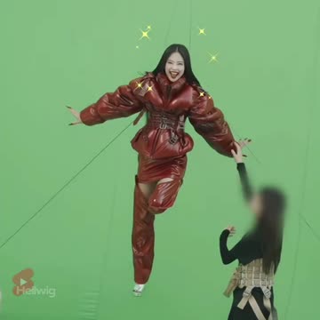 It sems Jisoo's fear of heights hasn't eased yet!!🤣🤣 #blackpink #jennie #lisa #rosé