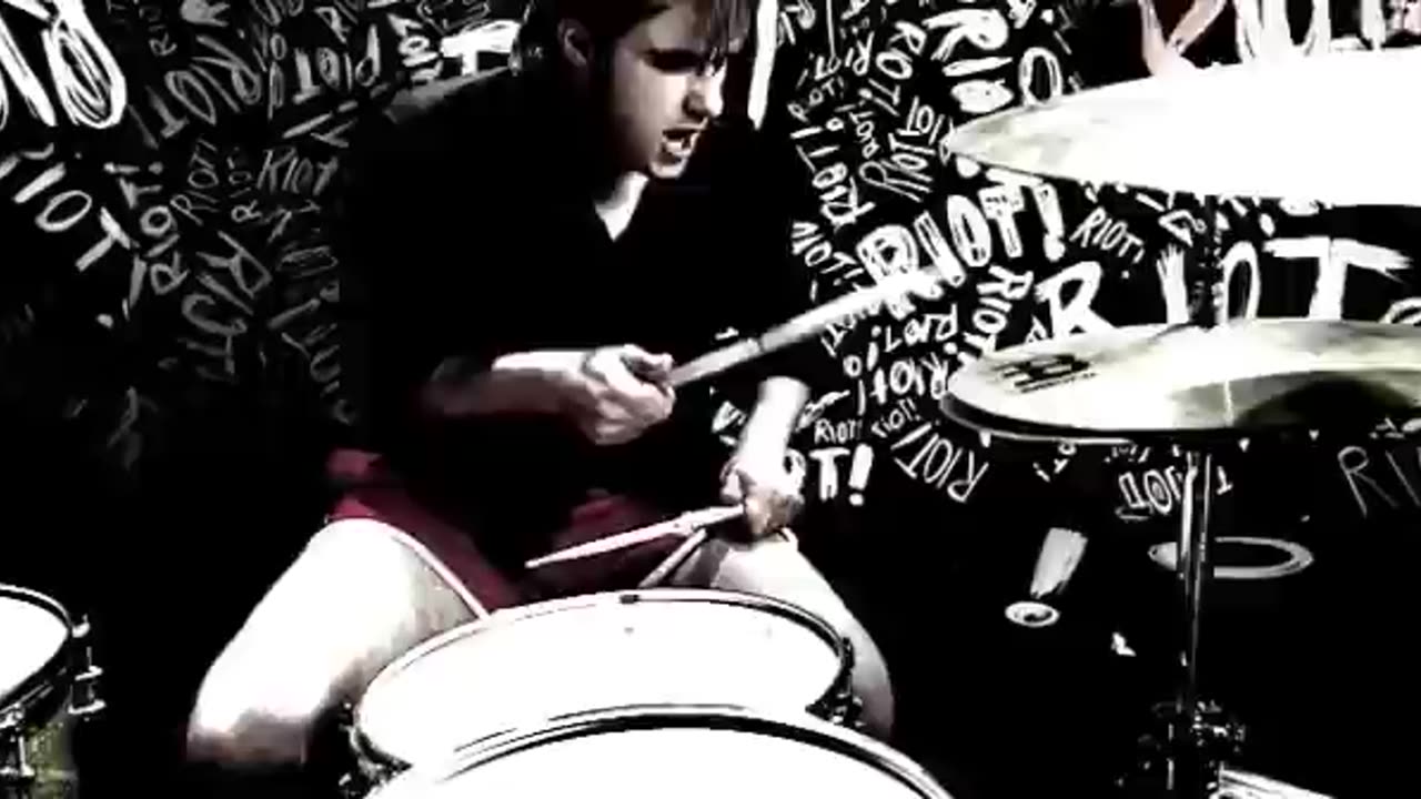 Paramore Misery Business [OFFICIAL MUSIC VIDEO]