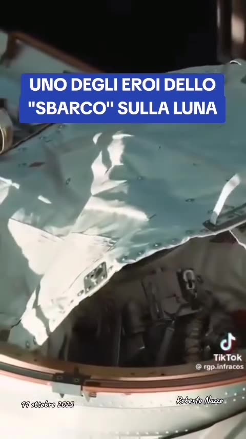 SBARCO SULLA LUNA: "Uno degli eroi alle prese con il portellone"