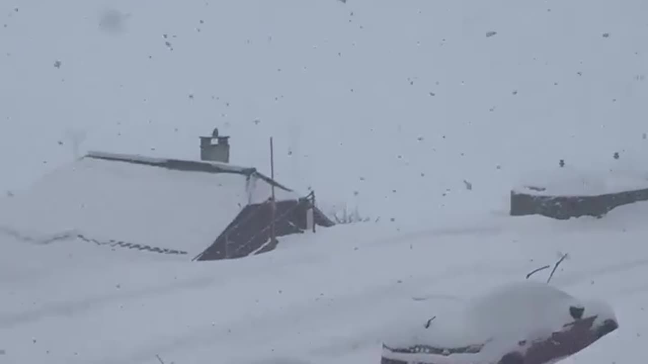 Heavy snow fell in La Mongui, in the Hautes-Pyrénées region of France. 🇫🇷