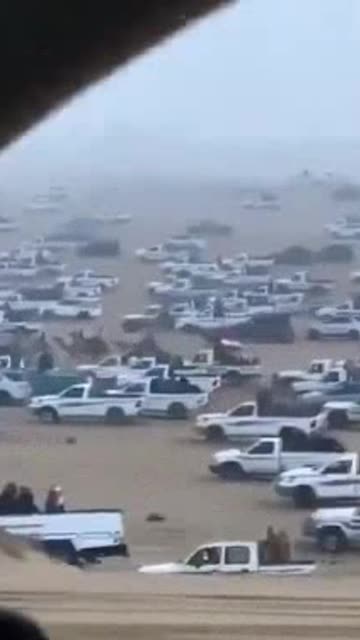 𝐍𝐎𝐖: Footage captures vast convoys of the Syrian Army and allied forces advancing toward the battlefield to reclaim territory held by Kurdish fighters. Given the scale and momentum of the offensive, Kurdish defenses may face significant difficul