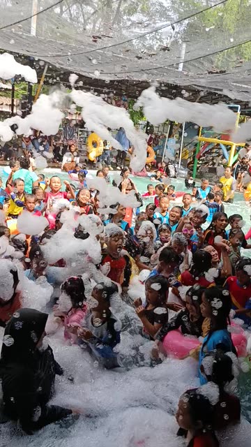 Kolamnya penuh dengan manusia