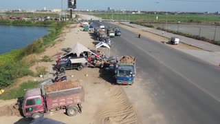 推土机为救援渣土车落水司机水平堪忧救援全过程一言难尽 #渣土车救援 #救援现场 #车机救援 #现场救援 #推土机救援