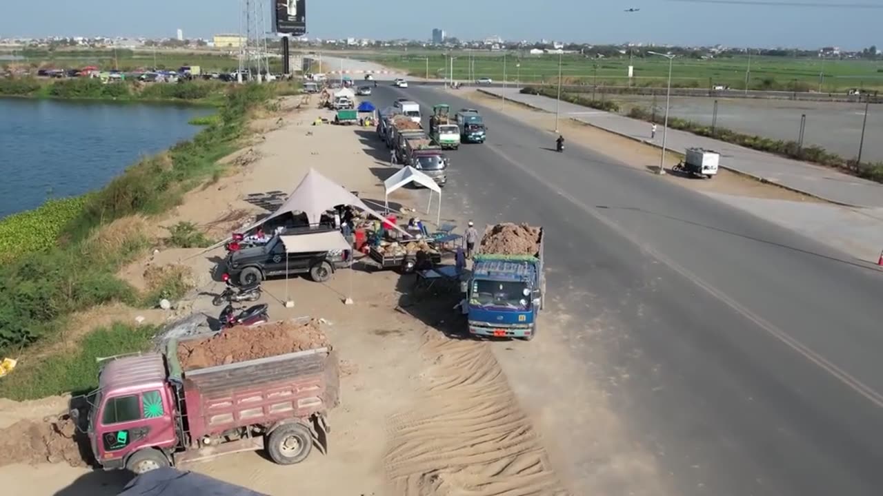 推土机为救援渣土车落水司机水平堪忧救援全过程一言难尽 #渣土车救援 #救援现场 #车机救援 #现场救援 #推土机救援